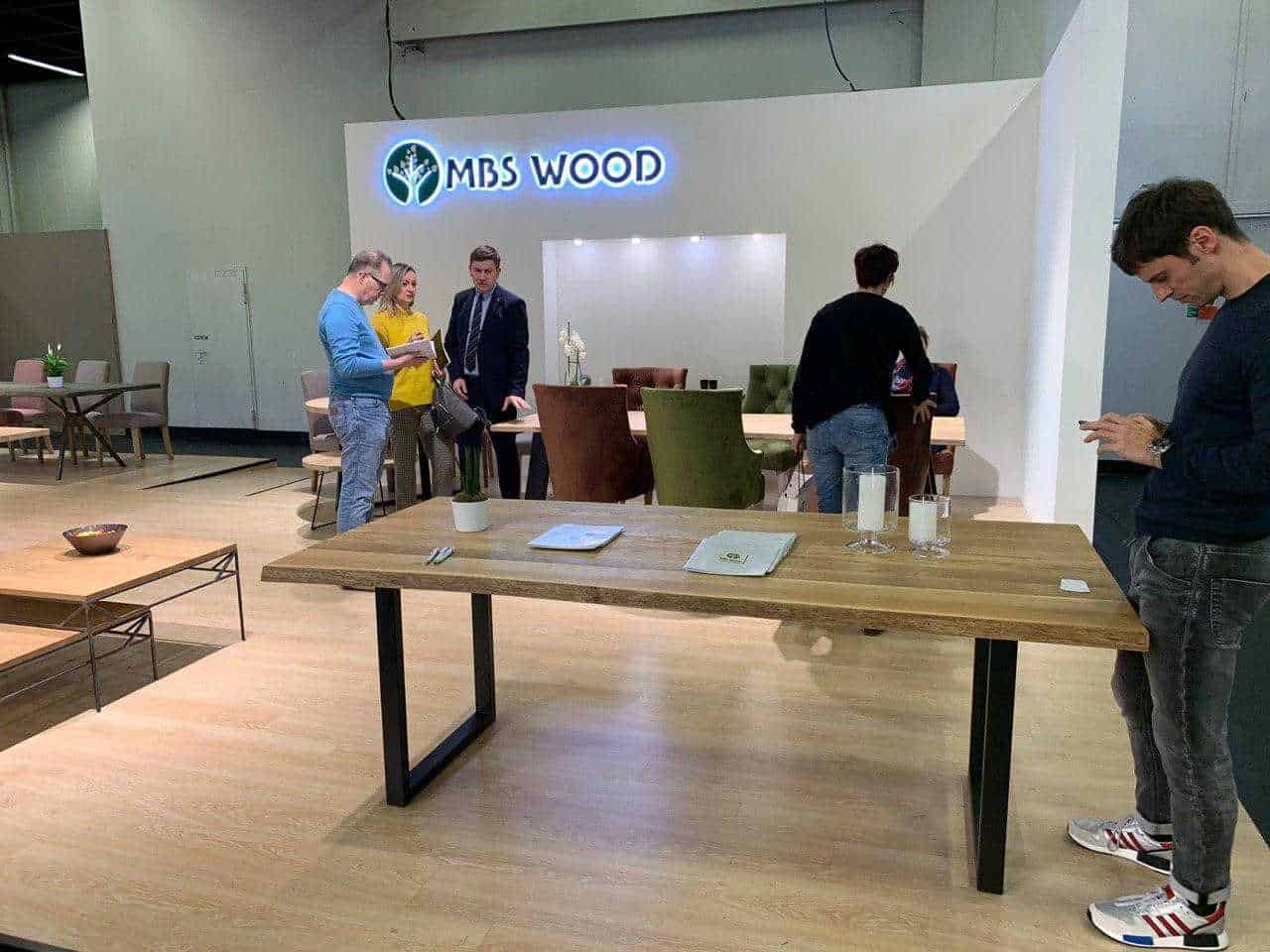 Exposición de muebles mesas de madera
